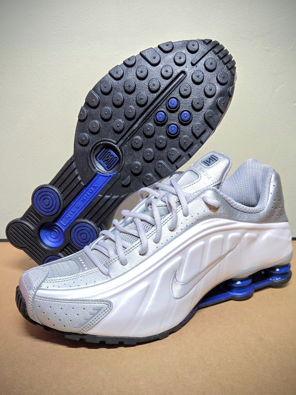 NEW $155 Nike Men's 11 Shox R4 Sneakers White/Metallic Silver/Blue Retro Shoes